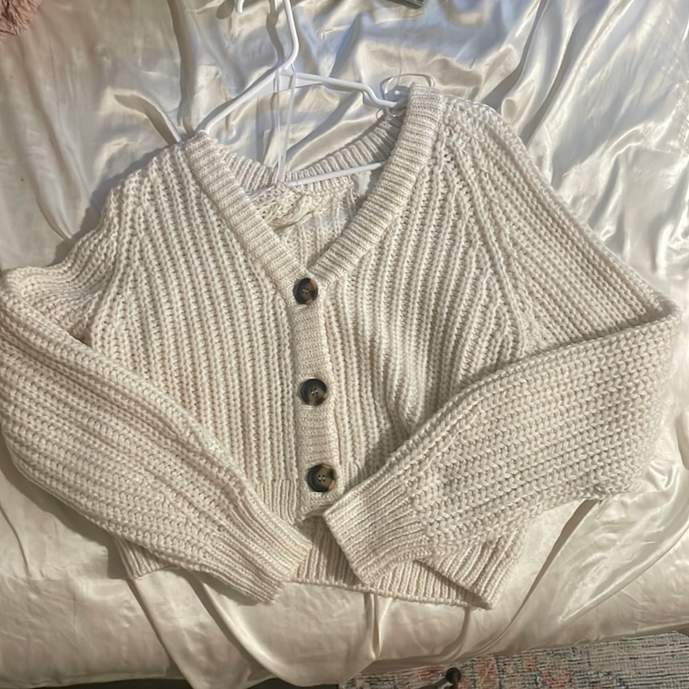 Cutest little H&M cropped sweater, white with cutesey, browney buttons!